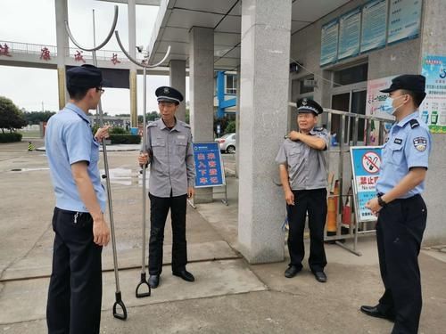 《就我眼神好》学校保安仔细检查防止坏人混入学校通关