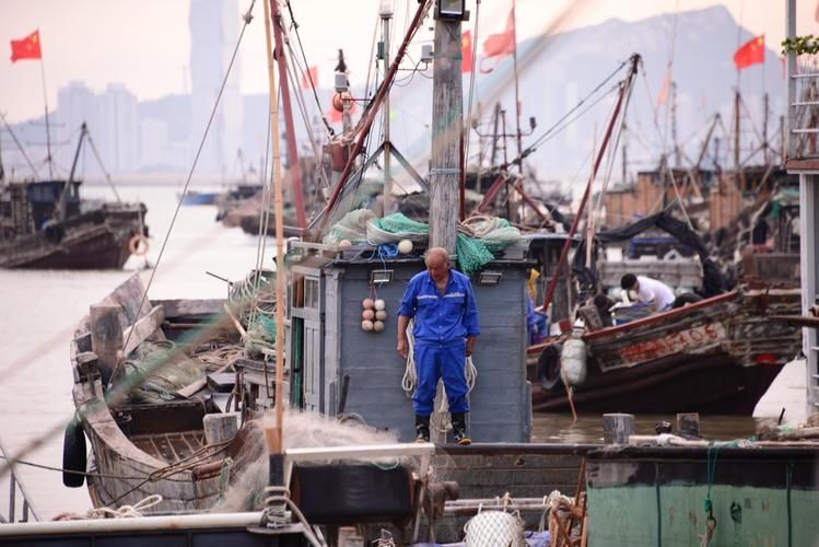 濡沫江湖 码头上面的渔夫们深受附近的流氓的威胁