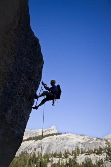攀岩行动 成为勇于高峰最高巅峰的攀登者吧